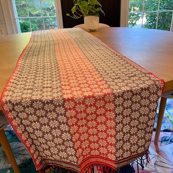 Inabel bed or table runner, Burgundy/ red from the Philippines - Picture 3 of 5